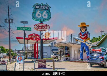 6 13 2020 Tulsa USA - Negozio di souvenir e curio Lungo la Route 66 a Tulsa, Oklahoma, con la statua dello spazio cowboy che tiene un razzo creato da gas retrò Foto Stock