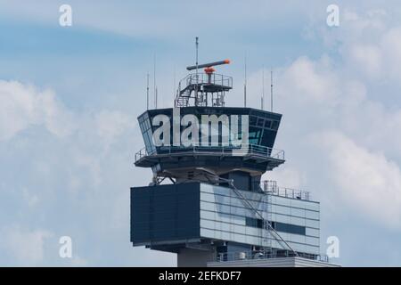 DUESSELDORF, NRW, GERMANIA - 18 GIUGNO 2019: Torre di controllo del traffico aereo all'aeroporto di Düsseldorf. Foto Stock