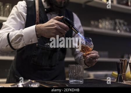 Barista che effettua un cocktail alcolico al night club Foto Stock