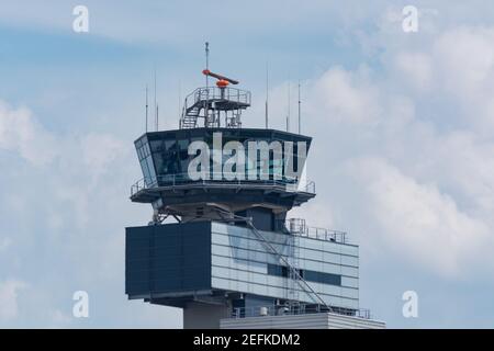 DUESSELDORF, NRW, GERMANIA - 18 GIUGNO 2019: Torre di controllo del traffico aereo all'aeroporto di Düsseldorf. Foto Stock