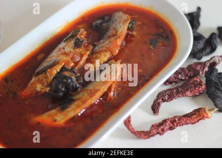 Il curry di sardine è un curry centrale tradizionale del Kerala anche conosciuto come curry di mathi. Scatto su sfondo bianco. Foto Stock