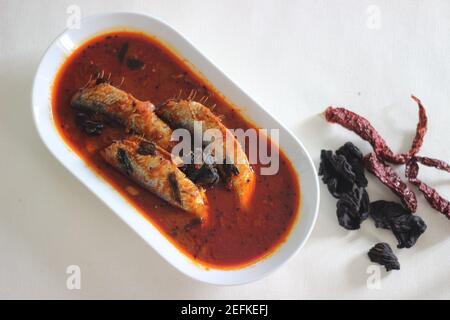 Il curry di sardine è un curry centrale tradizionale del Kerala anche conosciuto come curry di mathi. Scatto su sfondo bianco. Foto Stock