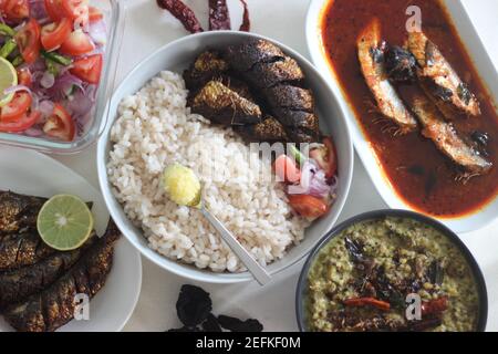 Kerala pasti con riso rosso, sardine curry, sardine fry e cocco a base di curry verde grammo. Tutto preparato in tradizionale stile kerala Foto Stock