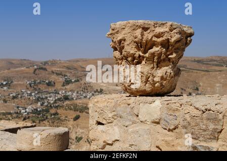 Capitale delle colonne meteo sulle rovine del castello medievale di Kerak In Giordania Foto Stock