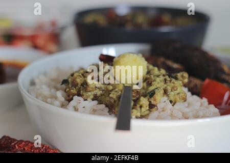 Kerala pasti con riso rosso, sardine curry, sardine fry e cocco a base di curry verde grammo. Tutto preparato in tradizionale stile kerala Foto Stock