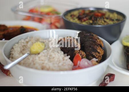 Kerala pasti con riso rosso, sardine curry, sardine fry e cocco a base di curry verde grammo. Tutto preparato in tradizionale stile kerala Foto Stock