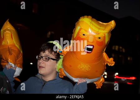 12-18-2018 Tulsa USA giovane ragazzo con occhiali e cuffie Due baby Trumps durante i rally politici notturni Foto Stock