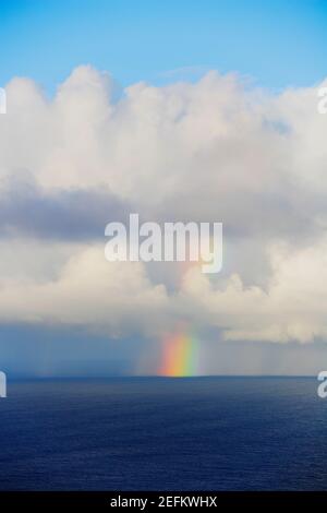 Il doppio arcobaleno appare sopra l'Oceano Pacifico nel crepuscolo Hawaii USA. Foto Stock