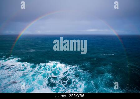 Il doppio arcobaleno appare sull'Oceano Pacifico al crepuscolo a Big Island Hawaii USA. Foto Stock