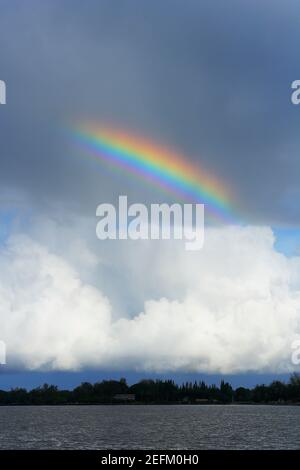 Rainbow appare sull'Oceano Pacifico nel crepuscolo Hawaii USA. Foto Stock