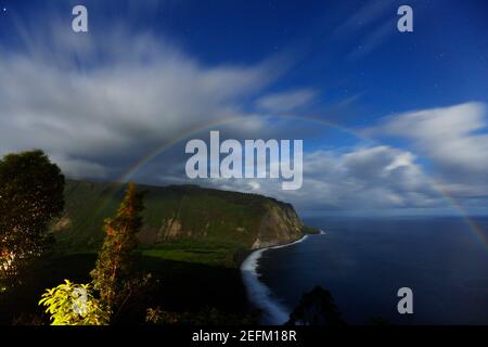 Moonbow appare sopra la Waipio Valley di notte Hawaii USA. Foto Stock