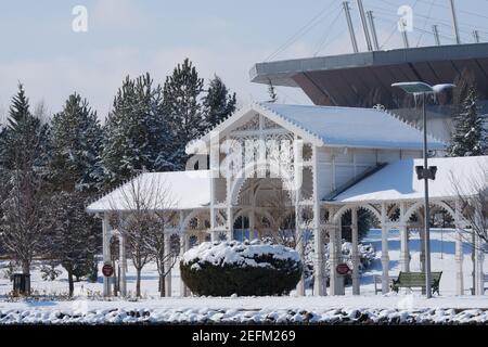 White nostalgic Train Stop e uno Stadio sullo sfondo Foto Stock