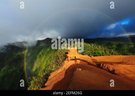 L'arcobaleno circonda la valle del kalalau al crepuscolo all'Isola di Kauai, Hawaii USA. Foto Stock