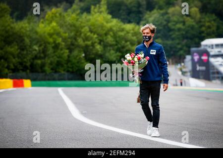 GASLY Pierre (fra), Scuderia AlphaTauri Honda AT01, ritratto che porta fiori nel Raidillon in memoria di Anthoine Hubert morto durante un incidente in F2 nel 2019 durante il Gran Premio del Belgio Rolex di Formula 1 2020, dal 28 al 30 agosto 2020 sul circuito di Spa-Francorchamps, a Stavelot, vicino a Liegi, Belgio - Foto Florent Gooden / DPPI Foto Stock