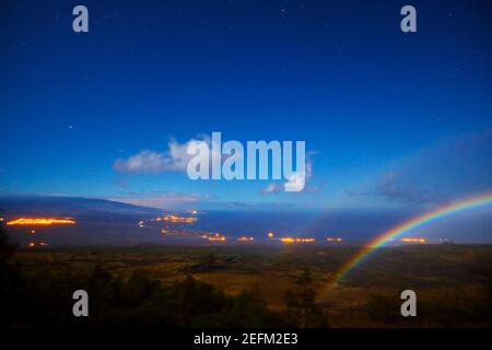 Moonbow appare sopra la costa di Kohala nella notte a Big Island Hawaii USA. Foto Stock