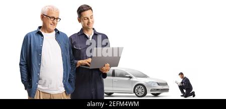 Cliente maschile maturo con un'auto d'argento e un'auto meccanico che guarda un computer portatile isolato su sfondo bianco Foto Stock