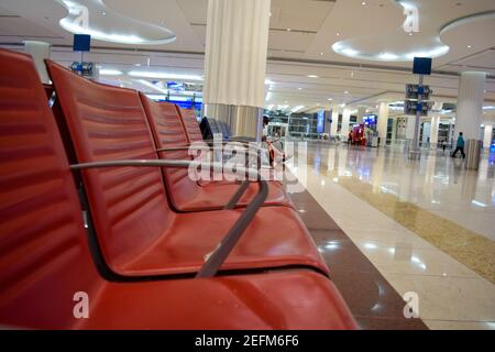 Sedie di attesa dei passeggeri al Terminal 3 dell'Aeroporto Internazionale di Dubai Foto Stock