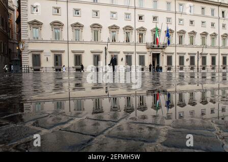 Roma, Italia 09/11/2007: Palazzo Chigi, sede del governo italiano, in mattinata piovosa. ©Andrea Sabbadini Foto Stock