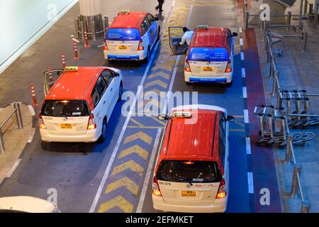 Servizio taxi all'Aeroporto Internazionale di Dubai negli Emirati Arabi Uniti Foto Stock