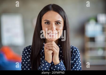 Ritratto di giovane bella bella bella bella sorridente buono allegro donna d'affari di umore sul colloquio di lavoro all'ufficio Foto Stock