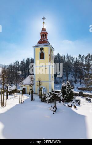 Chiesa di San Pietro e Paolo Horni Prysk in sole giornata invernale. Repubblica Ceca Foto Stock