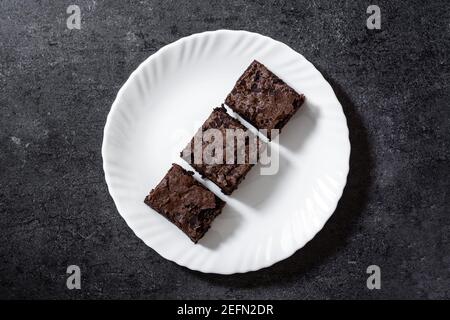 Brownie fatto in casa su sfondo nero Foto Stock