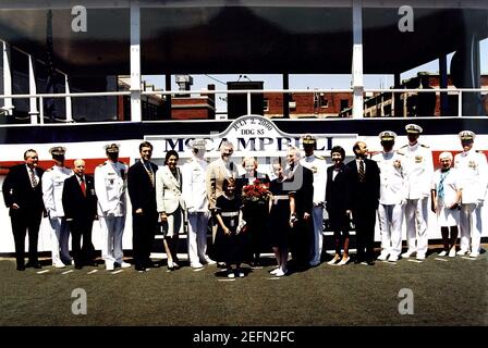 Festa ufficiale di battesimo per il lancio del Arleigh Burke Block IIA Aegis Class Guided Missile Destroyer USS MCCAMPBELL. Foto Stock