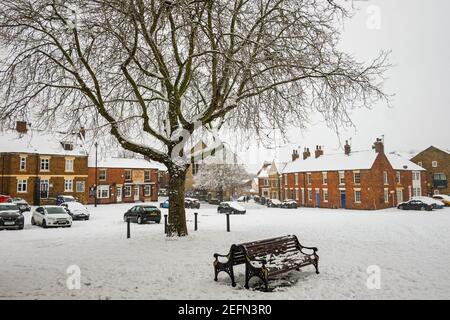 Rothwell Market Square in un giorno invernale di febbraio nevoso nel Regno Unito. Foto Stock