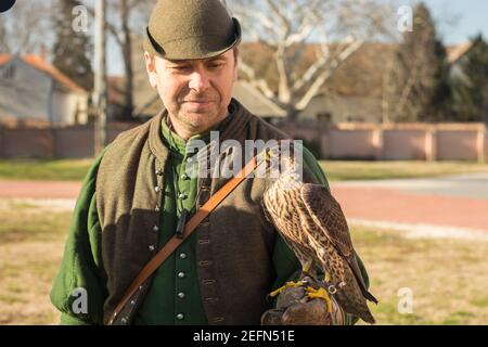 Cacciatore maschile con uccello di preda a portata di mano Foto Stock