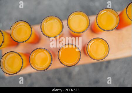 Cocktail colorati al bar. Scatti colorati sul tavolo. Foto Stock