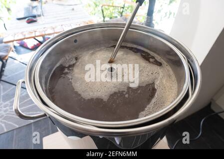 Ogni giorno più persone si preparano a casa, utilizzando vari macchinari come RoboBrew o Jet 30 Foto Stock