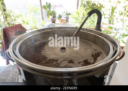 Ogni giorno più persone si preparano a casa, utilizzando vari macchinari come RoboBrew o Jet 30 Foto Stock