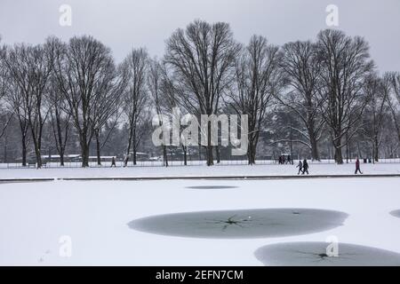 Coperte di neve il National Mall e i monumenti circostanti in DC. Foto Stock