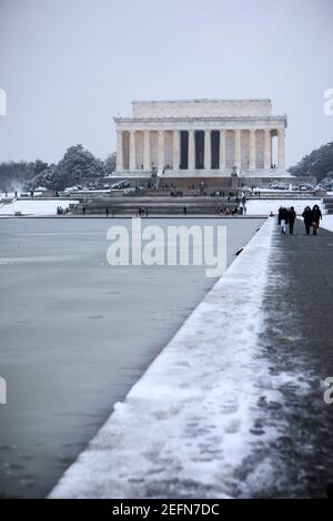 Coperte di neve il National Mall e i monumenti circostanti in DC. Foto Stock