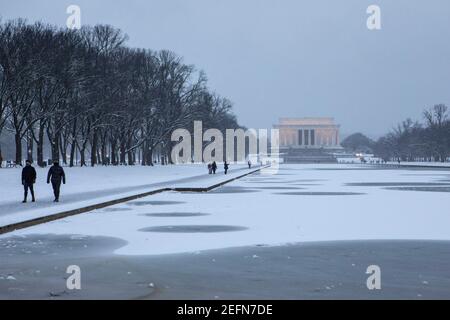 Coperte di neve il National Mall e i monumenti circostanti in DC. Foto Stock