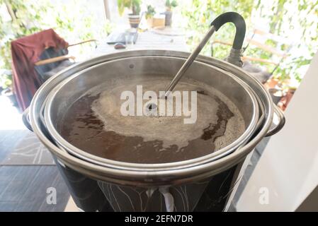 Ogni giorno più persone si preparano a casa, utilizzando vari macchinari come RoboBrew o Jet 30 Foto Stock