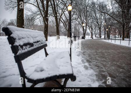 Coperte di neve il National Mall e i monumenti circostanti in DC. Foto Stock