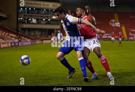 Darragh Lenihan di Blackburn Rovers (a sinistra) e Michael Sollbauer di Barnsley combattono per la palla durante la partita del campionato Sky Bet a Oakwell, Barnsley. Data immagine: Mercoledì 17 febbraio 2021. Foto Stock