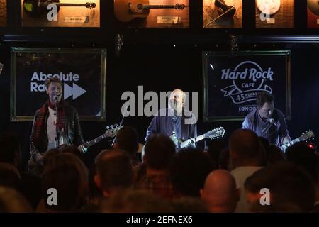 Travis è scattato sul palco all'Hard Rock Cafe di Londra, eseguendo i loro successi più grandi e il nuovo materiale del loro ultimo album Everything At Once, i Foto Stock