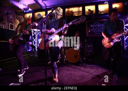 Travis è scattato sul palco all'Hard Rock Cafe di Londra, eseguendo i loro successi più grandi e il nuovo materiale del loro ultimo album Everything At Once, i Foto Stock