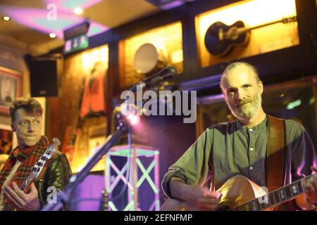 Travis è scattato sul palco all'Hard Rock Cafe di Londra, eseguendo i loro successi più grandi e il nuovo materiale del loro ultimo album Everything At Once, i Foto Stock