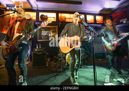 Travis è scattato sul palco all'Hard Rock Cafe di Londra, eseguendo i loro successi più grandi e il nuovo materiale del loro ultimo album Everything At Once, i Foto Stock