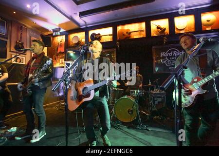 Travis è scattato sul palco all'Hard Rock Cafe di Londra, eseguendo i loro successi più grandi e il nuovo materiale del loro ultimo album Everything At Once, i Foto Stock