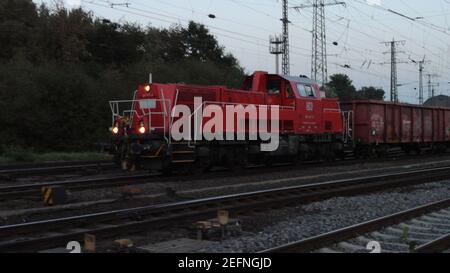 Una locomotiva idraulica diesel Deutsche Bahn (DB) Classe 60 Voith Gravita 10 BB che traina carri merci la sera a Colonia-Gremberg, Germania, Europa Foto Stock