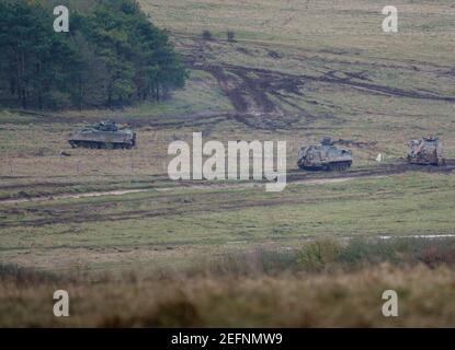 British Army Warrior Light fanteria da combattimento veicolo da battaglia carro armato FV 510 con due veicoli meccanici FV 512 in una dimostrazione di potenza di fuoco, SAL Foto Stock