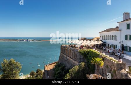 Setúbal, Portogallo - 29 agosto 2020: Vista sul forte São Filipe di Setúbal, Portogallo, con la gente su una terrazza bar. Foto Stock