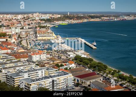 Paesaggio della zona lungo il fiume della città di Setúbal in Portogallo, con il porto di pesca come punto centrale. Foto Stock