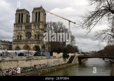 Parigi, Francia. 17 Feb 2021. Ne DAME DE PARIS CATHEDRAL.2 anni dopo l'incendio del 16 aprile 2019 al giorno, il progresso dei lavori di restauro della cattedrale non è stato rallentato dalla crisi sanitaria COVID 19, nonostante due blocchi e un coprifuoco a 18 ore. Credit: Pierre Stevenin/ZUMA Wire/Alamy Live News Foto Stock