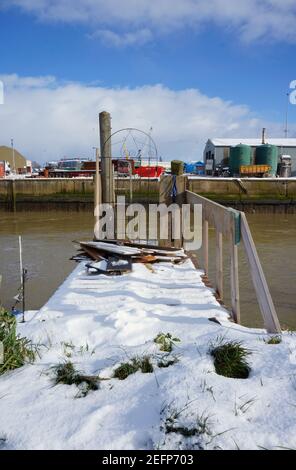 Un molo in legno innevato con le banchine sul lato opposto del fiume Haven a Boston Lincolnshire. Foto Stock