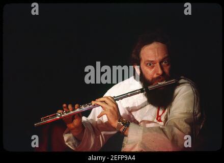 Cantante Ian Anderson di Jethro Tull che suona il flauto (1981) Foto Stock